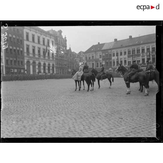 Bruges, Belgique. Rentrée du roi et de la reine des Belges. Les troupes défilent devant les souverains. [légende d'origine]