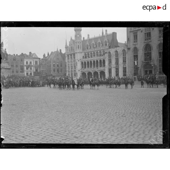 Bruges, Belgique. Rentrée du roi et de la reine des Belges. Les souverains sur la grand'place. [légende d'origine]