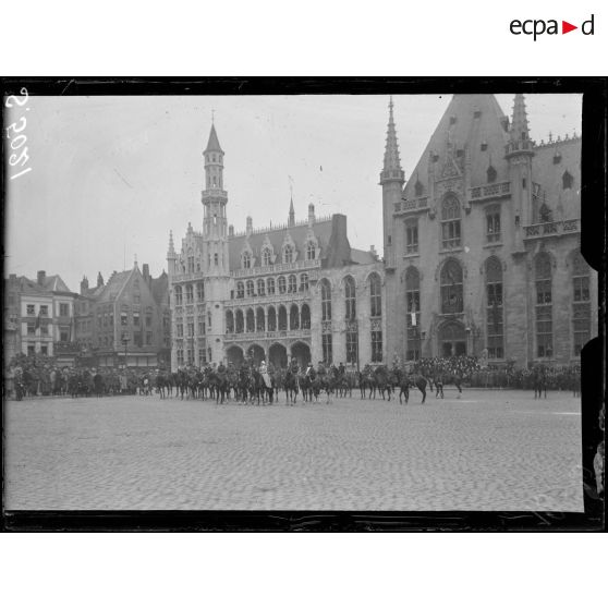 Bruges, Belgique. Rentrée du roi et de la reine des Belges. Les souverains sur la grand'place. [légende d'origine]