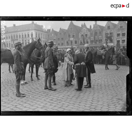 Bruges, Belgique. Rentrée du roi et de la reine des Belges. Le bourgmestre et le gouverneur de la ville reçoivent les souverains. [légende d'origine]