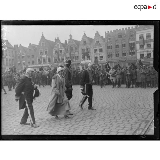 Bruges, Belgique. Rentrée du roi et de la reine des Belges. Le bourgmestre et le gouverneur de la ville escortent les souverains. [légende d'origine]