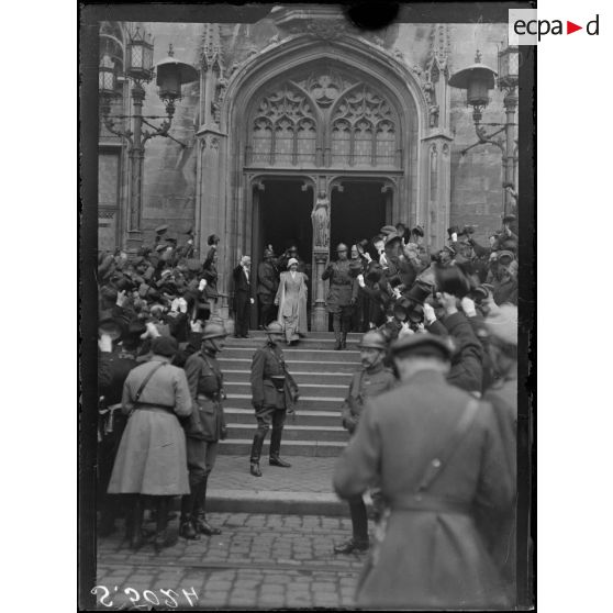 Bruges, Belgique. Rentrée du roi et de la reine des Belges. Les souverains sortant de l'hôtel de Ville. [légende d'origine]