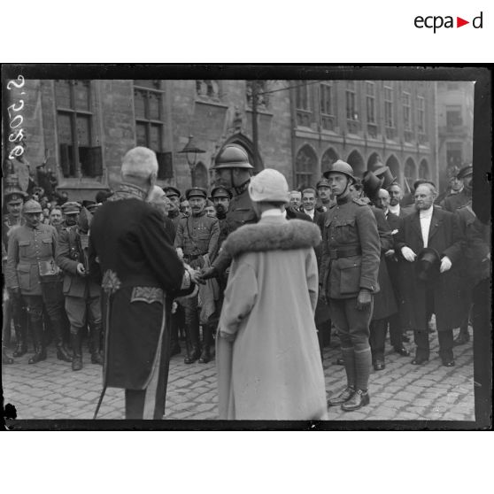 Bruges, Belgique. Rentrée du roi et de la reine des Belges. Le bourgmestre et le gouverneur prennent congé du roi. [légende d'origine]