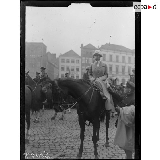 Bruges, Belgique. Rentrée du roi et de la reine des Belges. La reine des Belges. [légende d'origine]