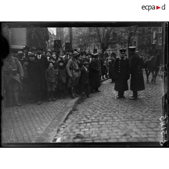 Aix-la-Chapelle, Allemagne. Entrée des troupes françaises. La foule attend l'arrivée des troupes. [légende d'origine]