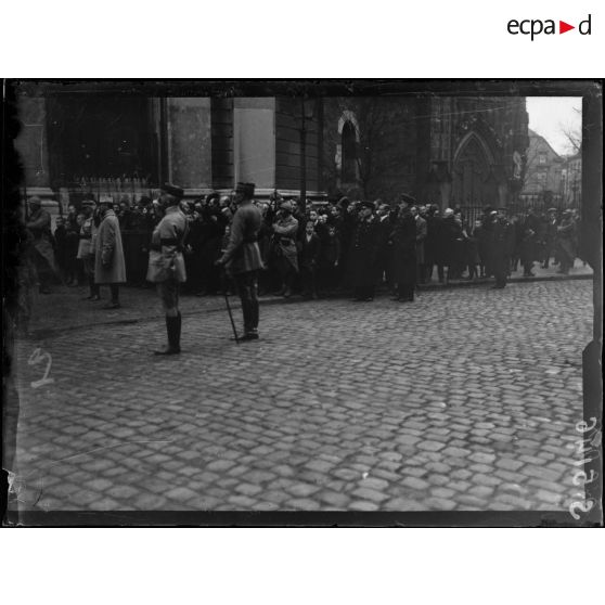 Aix-la-Chapelle, Allemagne. Entrée des troupes françaises. La foule se découvre au passage du drapeau. [légende d'origine]