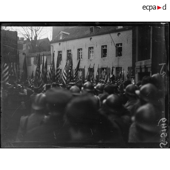 Aix-la-Chapelle, Allemagne. Rassemblement des porte-drapeaux devant le tombeau de Charlemagne. [légende d'origine]