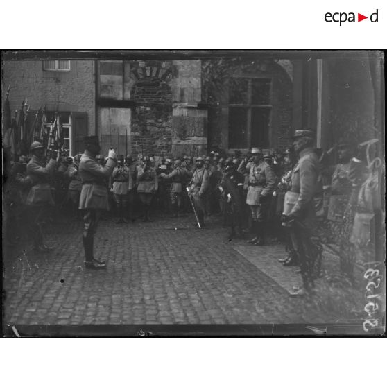 [Aix-la-Chapelle, Allemagne. Entrée des troupes françaises. Le général Degoutte prononce un discours.]