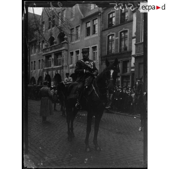 Aix-la-Chapelle, Allemagne. Entrée des troupes françaises. Le général Degoutte à cheval. [légende d'origine]