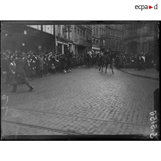 Aix-la-Chapelle, Allemagne. Entrée des troupes françaises. Le général Degoutte à cheval suivi de son état-major. [légende d'origine]