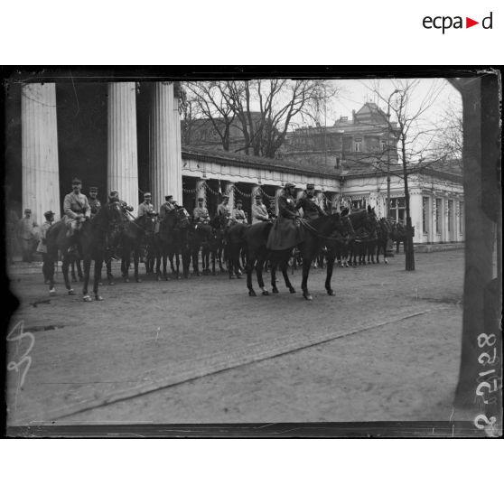 Aix-la-Chapelle, Allemagne. Entrée des troupes françaises. Le général Degoutte et son état-major avant le défilé des troupes. [légende d'origine]