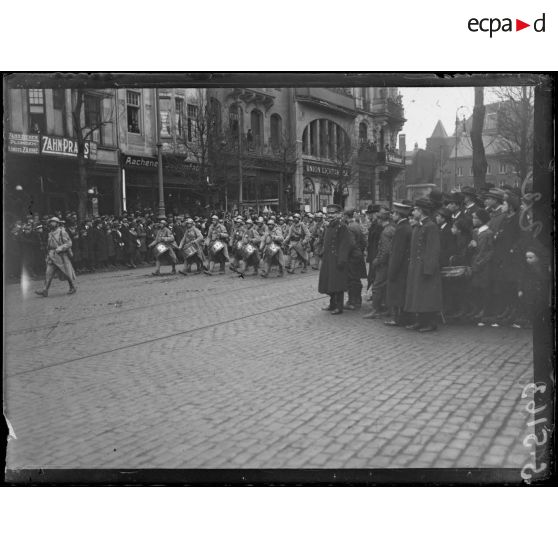 Aix-la-Chapelle, Allemagne. Entrée des troupes françaises. La foule pendant le défilé des troupes. [légende d'origine]