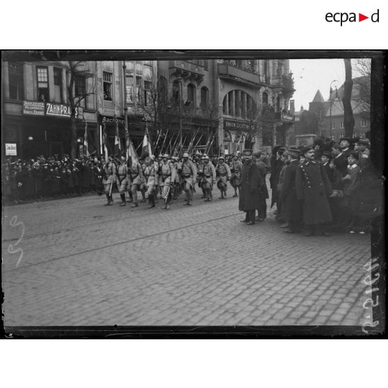 Aix-la-Chapelle, Allemagne. Entrée des troupes françaises. La foule pendant le défilé des troupes. [légende d'origine]