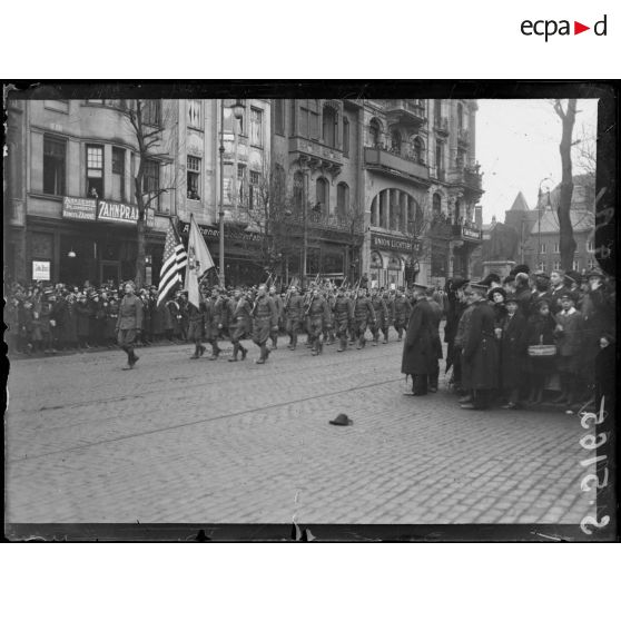 Aix-la-Chapelle, Allemagne. Occupation de la ville par les alliés. Défilé des troupes américaines. [légende d'origine]