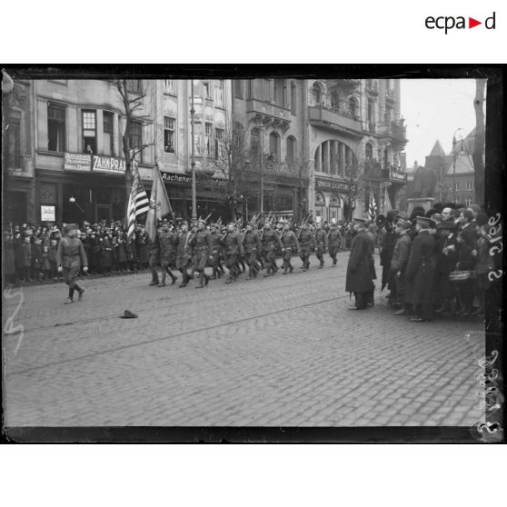 Aix-la-Chapelle, Allemagne. Occupation de la ville par les alliés. Défilé des troupes américaines. [légende d'origine]