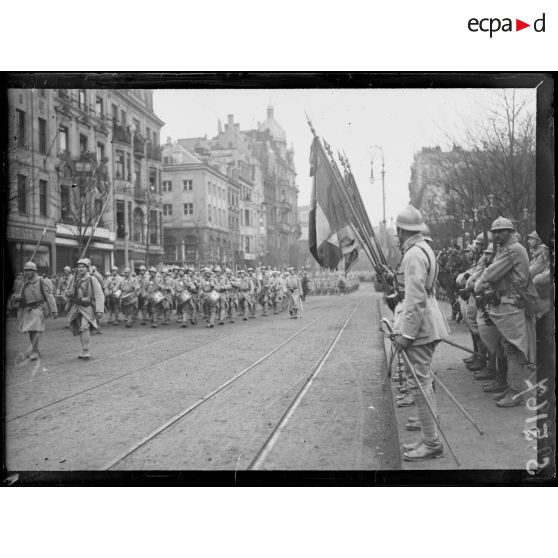 Aix-la-Chapelle, Allemagne. Entrée des troupes françaises. Défilé des troupes. [légende d'origine]