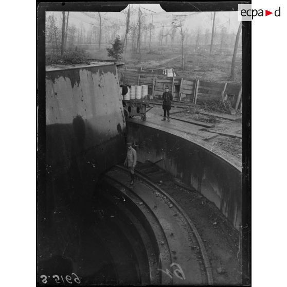 Moere, Belgique. Pièce de 380 ayant tiré sur Dunkerque. Vue de la plateforme. [légende d'origine]