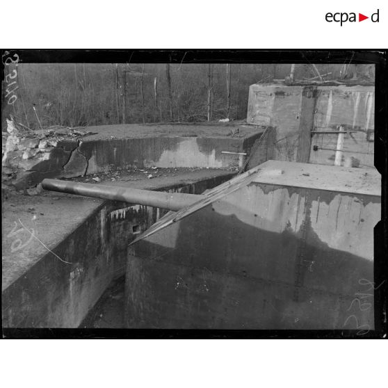 Moere, Belgique. Pièce de 380 ayant tiré sur Dunkerque. Vue de la plateforme. [légende d'origine]