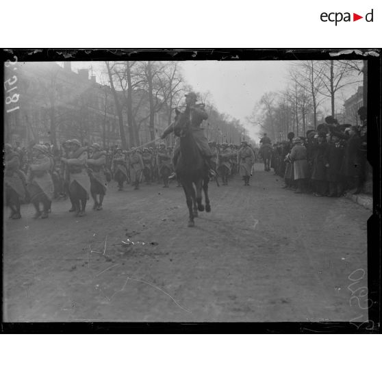 Bruxelles, Belgique. La 70ème division défile devant le général Degoutte et le ministre de France. [légende d'origine]