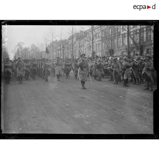 Bruxelles, Belgique. La 70ème division défile devant le général Degoutte et le ministre de France. La musique d'un régiment. [légende d'origine]
