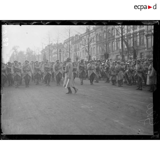 Bruxelles, Belgique. La 70ème division défile devant le général Degoutte et le ministre de France. [légende d'origine]