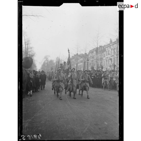 Bruxelles, Belgique. La 70ème division défile devant le général Degoutte et le ministre de France. Le drapeau. [légende d'origine]