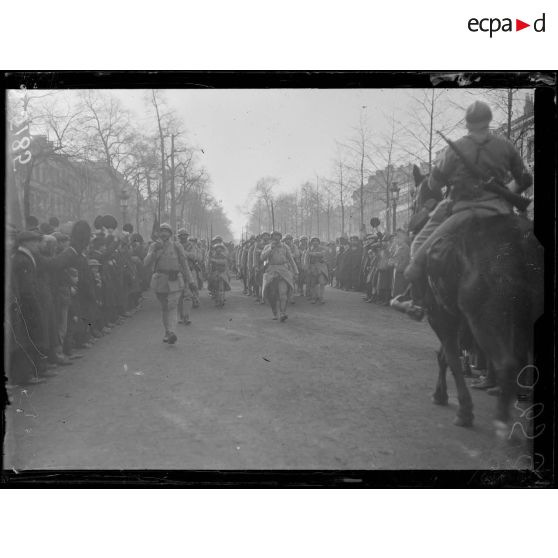 Bruxelles, Belgique. La foule acclame la 70e division défilant dans les rues de la ville. [légende d'origine]