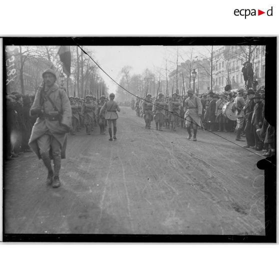 Bruxelles, Belgique. Défilé de la 70ème division. [légende d'origine]