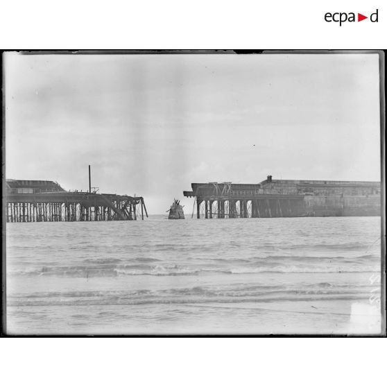Zeebruges, Belgique. La digue détruite par les allemands. [légende d'origine]