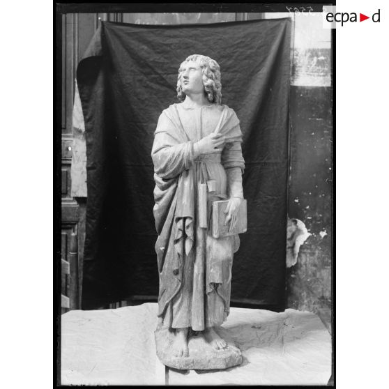 Dépôt de Dijon. Dortoir des Bénédictins. Peinture, tableaux et statues. [légende d'origine]