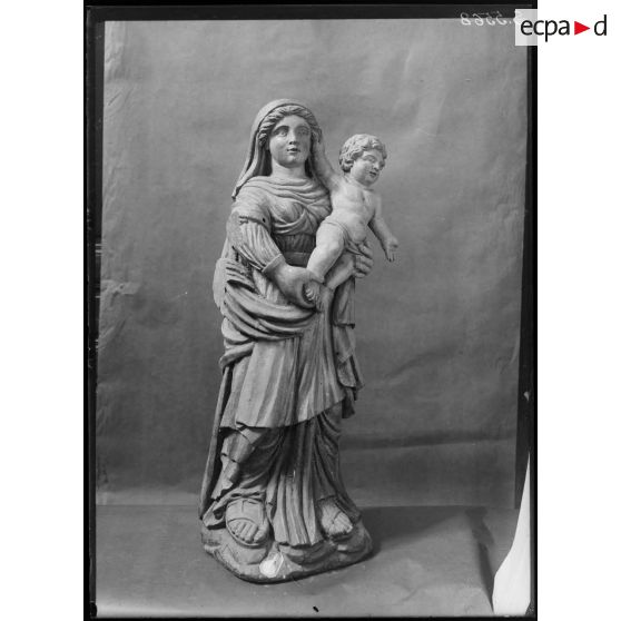 Dépôt de Dijon. Dortoir des Bénédictins. Peinture, tableaux et statues. [légende d'origine]