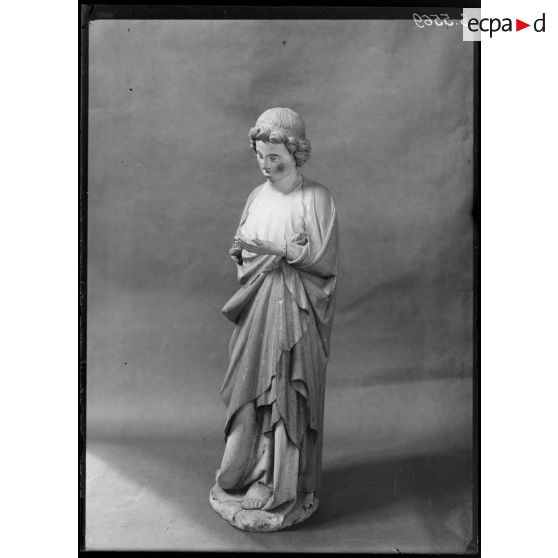 Dépôt de Dijon. Dortoir des Bénédictins. Peinture, tableaux et statues. [légende d'origine]