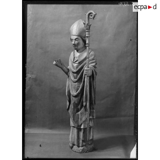 Dépôt de Dijon. Dortoir des Bénédictins. Peinture, tableaux et statues. [légende d'origine]