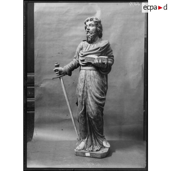 Dépôt de Dijon. Dortoir des Bénédictins. Peinture, tableaux et statues. [légende d'origine]