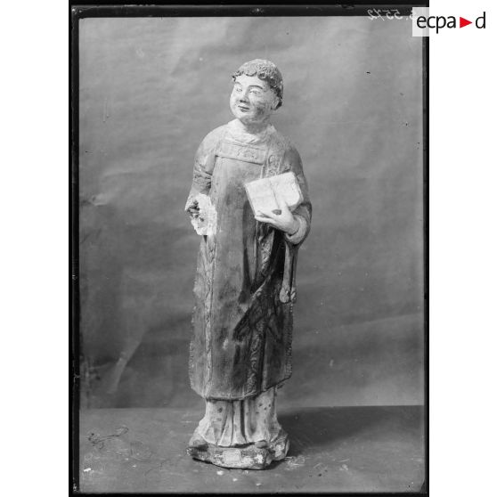 Dépôt de Dijon. Dortoir des Bénédictins. Peinture, tableaux et statues. [légende d'origine]