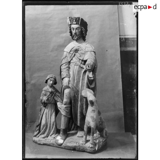 Dépôt de Dijon. Dortoir des Bénédictins. Peinture, tableaux et statues. [légende d'origine]