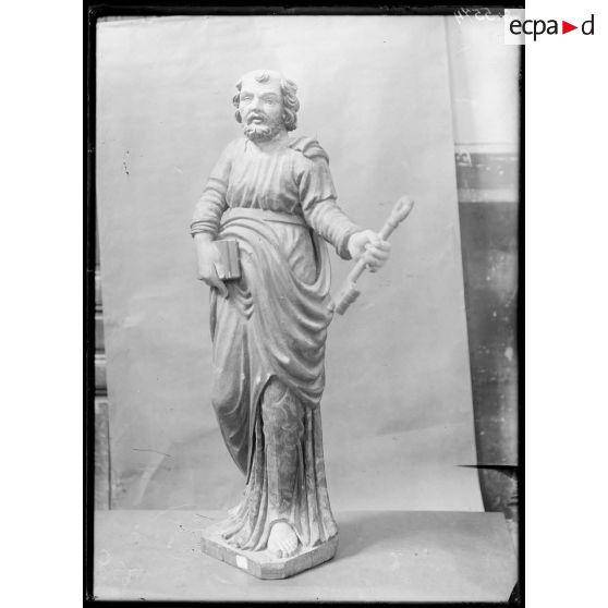 Dépôt de Dijon. Dortoir des Bénédictins. Peinture, tableaux et statues. [légende d'origine]