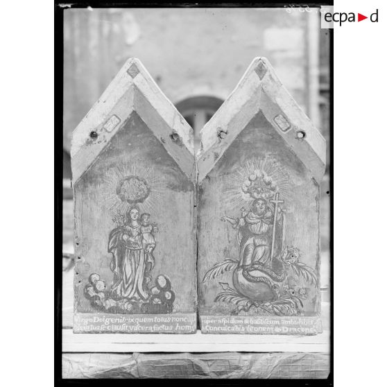 Dépôt de Dijon. Dortoir des Bénédictins. Peinture, tableaux et statues. [légende d'origine]