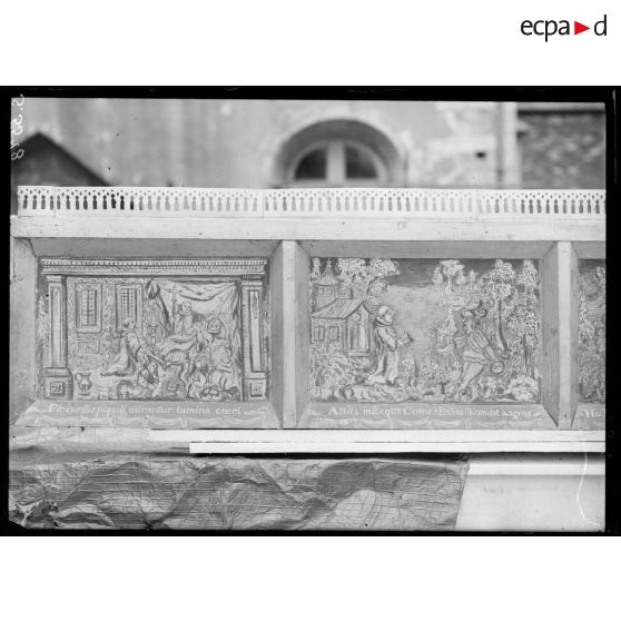 Dépôt de Dijon. Dortoir des bénédictins. Tapis, panneaux, statues, peintures, tableaux. [légende d'origine]