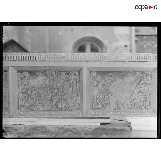 Dépôt de Dijon. Dortoir des bénédictins. Tapis, panneaux, statues, peintures, tableaux. [légende d'origine]