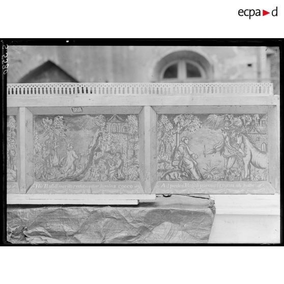 Dépôt de Dijon. Dortoir des bénédictins. Tapis, panneaux, statues, peintures, tableaux. [légende d'origine]