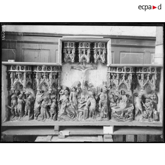 Dépôt de Dijon. Dortoir des bénédictins. Tapis, panneaux, statues, peintures, tableaux. [légende d'origine]