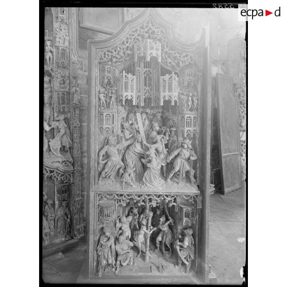 Dépôt de Dijon. Dortoir des bénédictins. Tapis, panneaux, statues, peintures, tableaux. [légende d'origine]