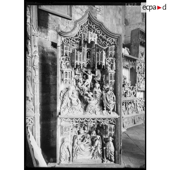Dépôt de Dijon. Dortoir des bénédictins. Tapis, panneaux, statues, peintures, tableaux. [légende d'origine]