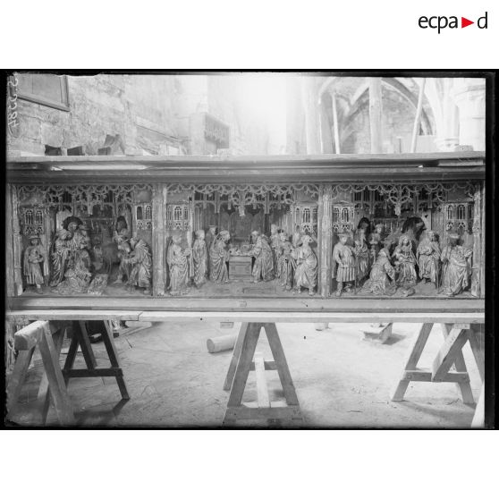 Dépôt de Dijon. Dortoir des bénédictins. Tapis, panneaux, statues, peintures, tableaux. [légende d'origine]