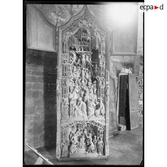 Dépôt de Dijon. Dortoir des bénédictins. Tapis, panneaux, statues, peintures, tableaux. [légende d'origine]