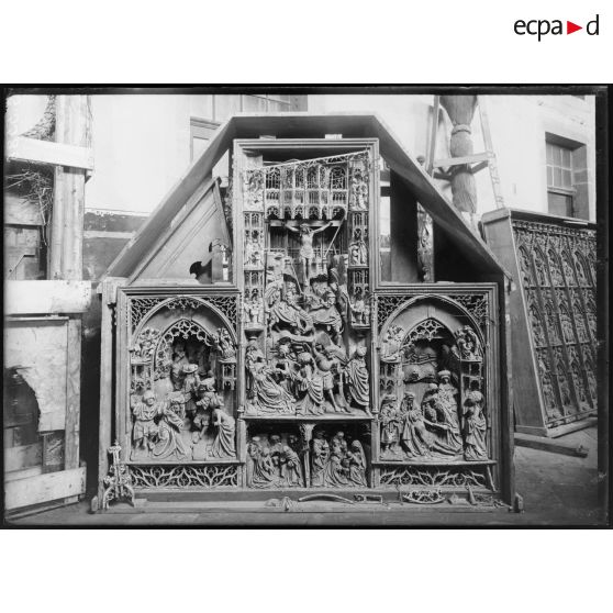 Dépôt de Dijon. Dortoir des bénédictins. Tapis, panneaux, statues, peintures, tableaux. [légende d'origine]