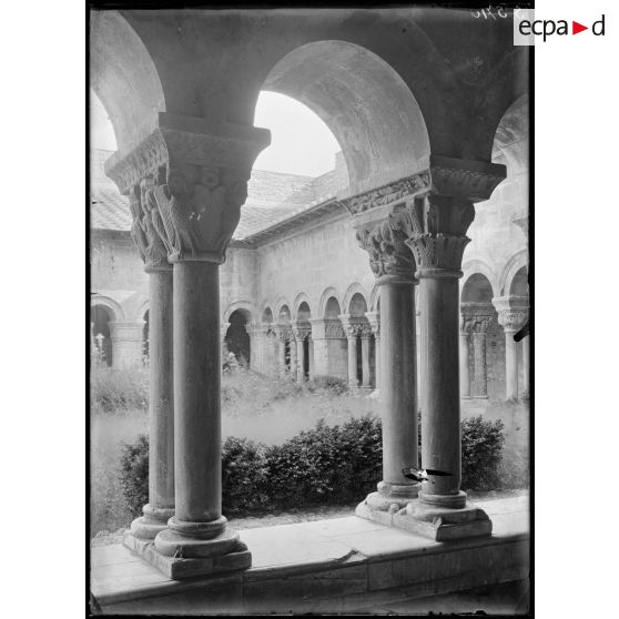Pyrénées-Orientales. Elne. Le cloître. [légende d'origine]