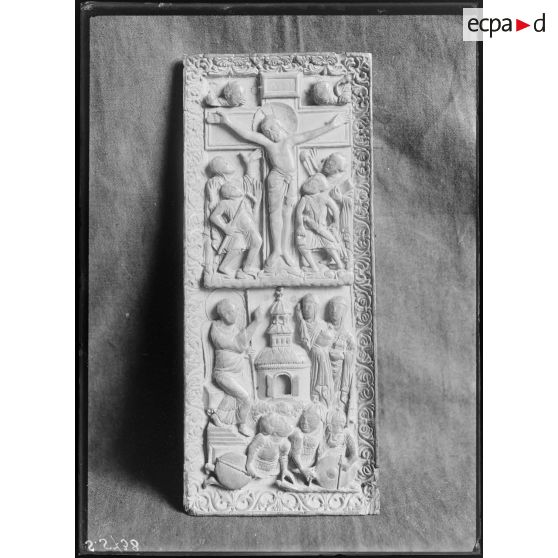 [Pièce sculptée d'une scène religieuse.]