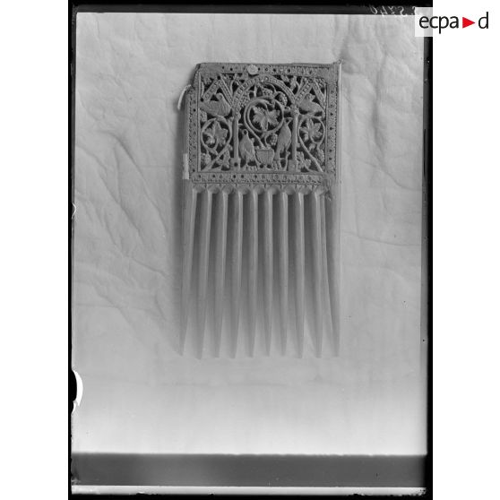 [Peigne en bois sculpté.]